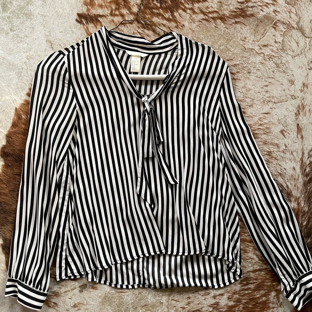 Black/White Blouse with front neck ties feature.